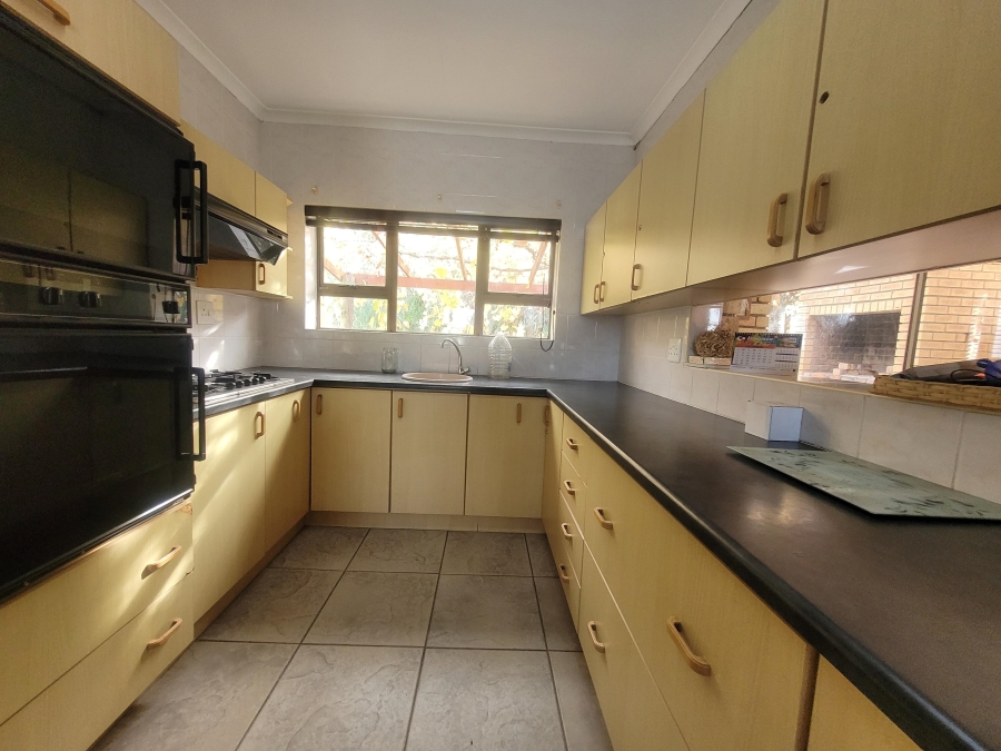 To Let 4 Bedroom Property for Rent in Wavecrest Eastern Cape